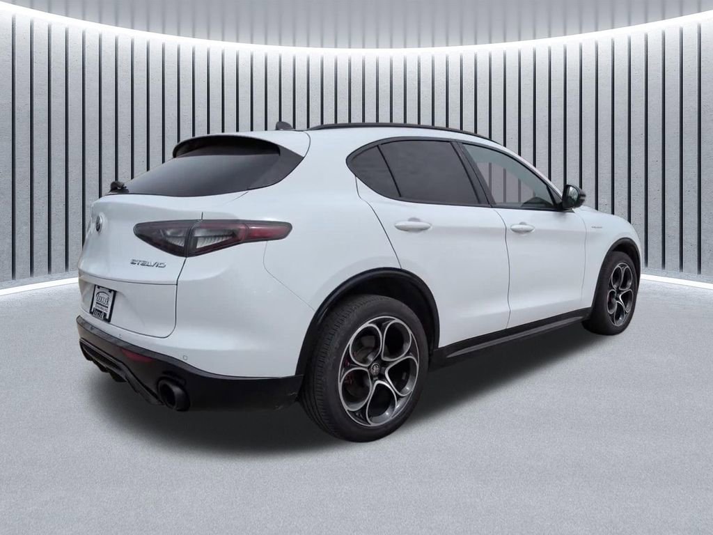 Used 2024 Alfa Romeo Stelvio Veloce image 5