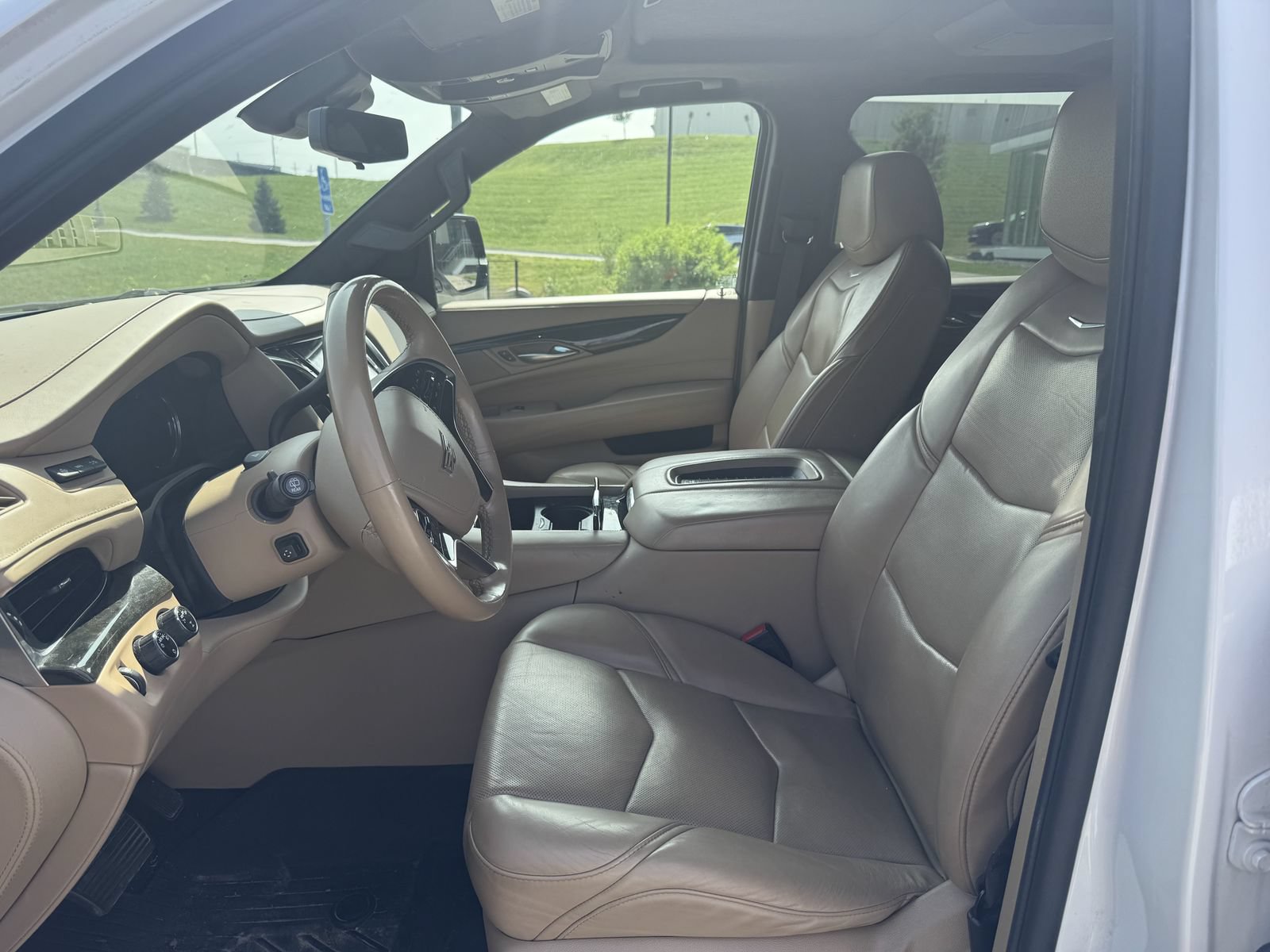 Used 2020 Cadillac Escalade ESV Platinum AWD/4WD image 5