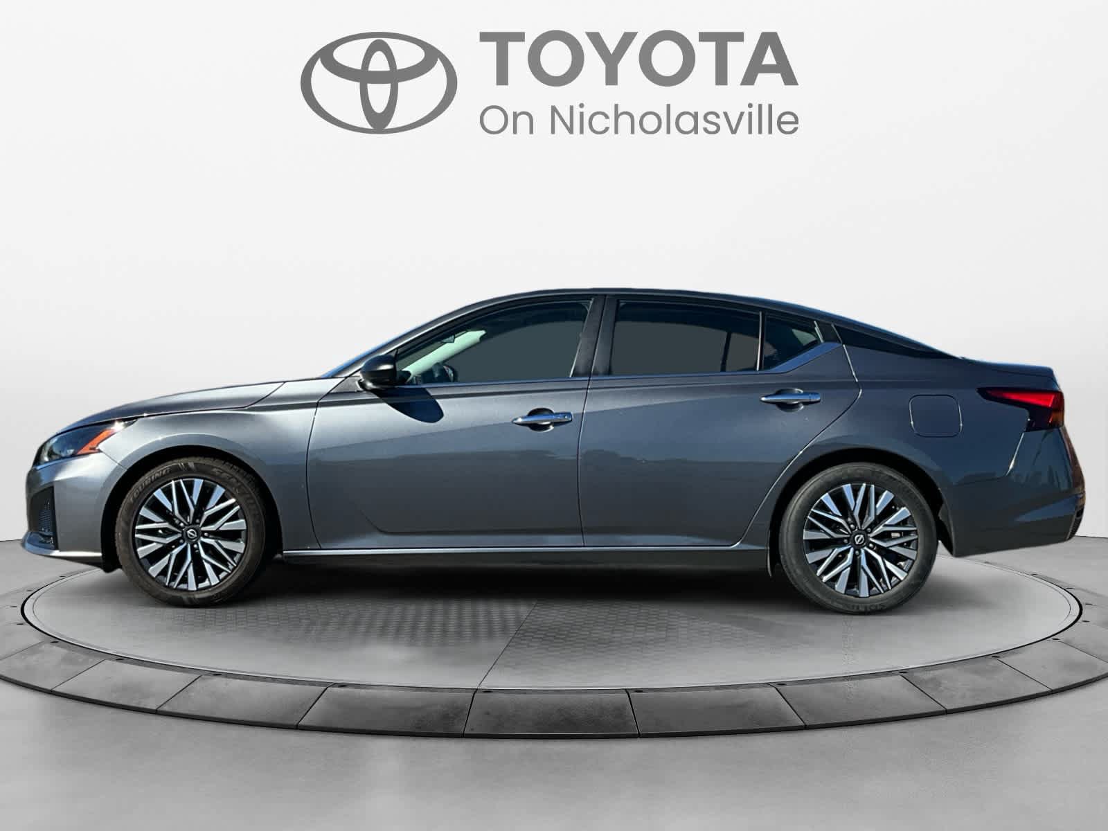 Used 2024 Nissan Altima 2.5 SV FWD image 2
