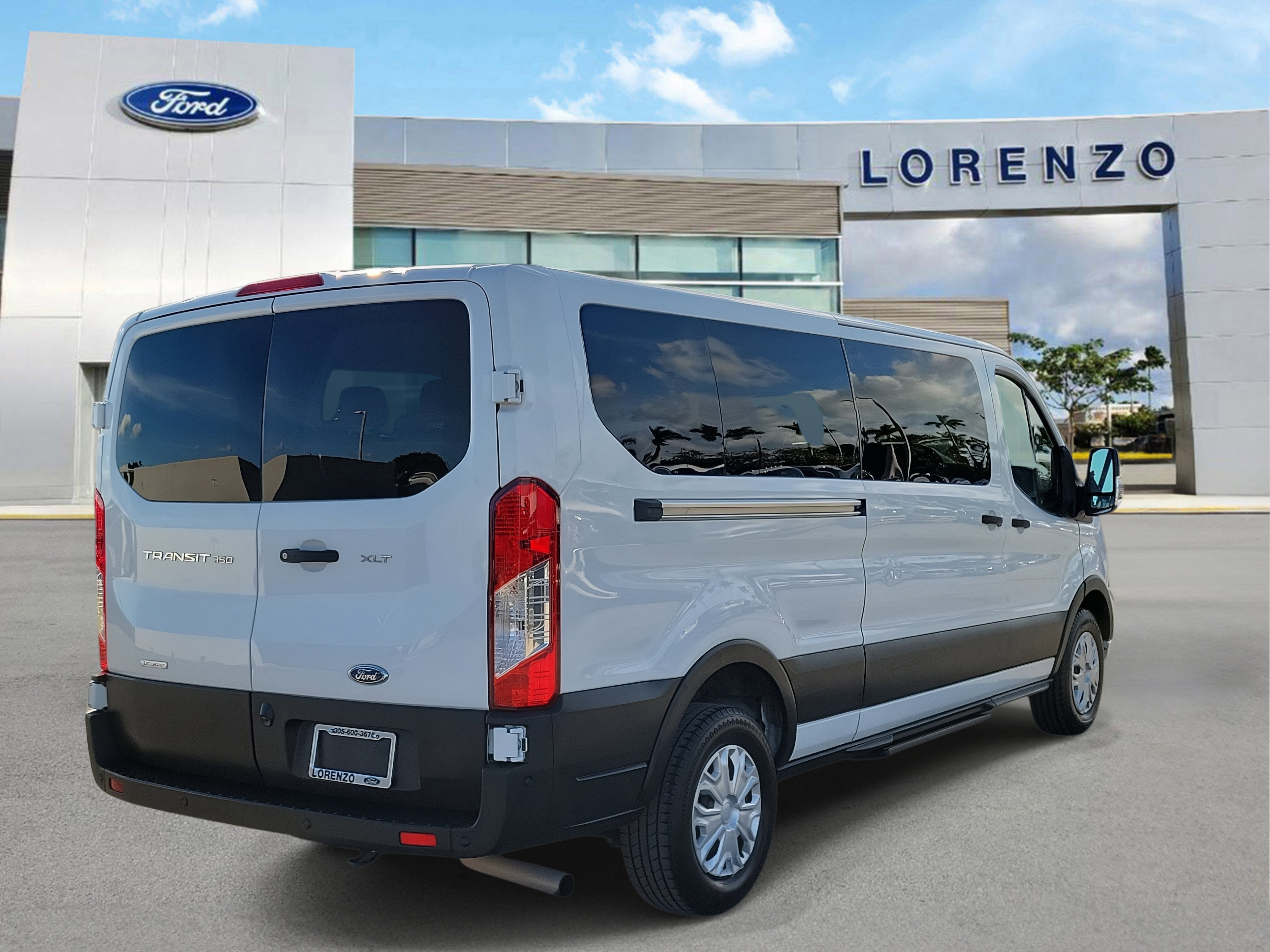 Used 2023 Ford Transit 350 XLT image 3