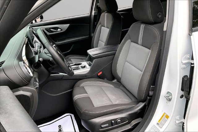 Used 2025 Chevrolet Blazer LT FWD image 25