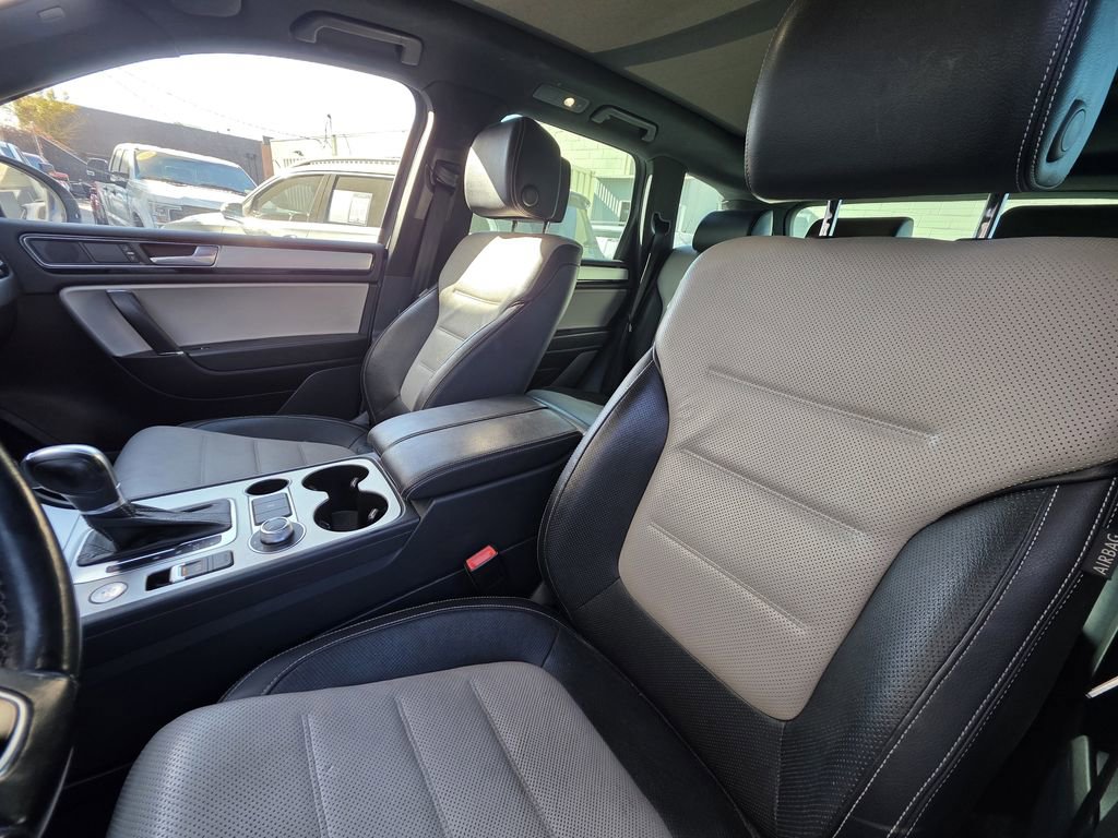 Used 2017 Volkswagen Touareg Wolfsburg Edition image 8