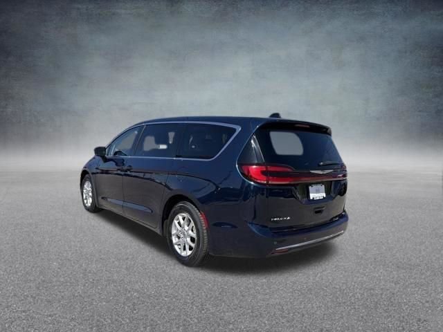 Used 2023 Chrysler Pacifica Touring-L FWD image 8