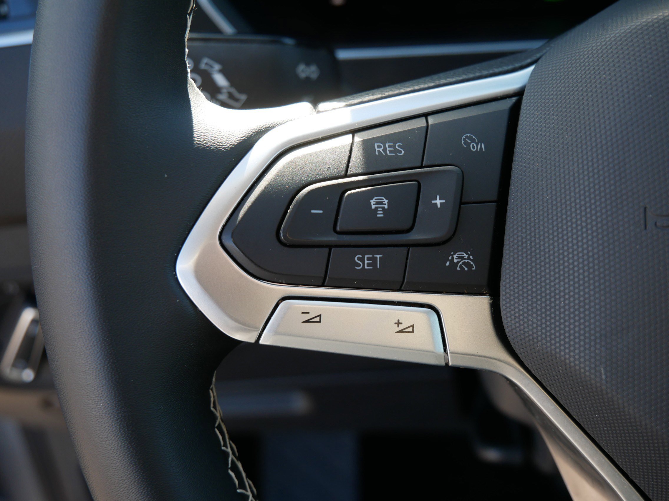 Certified 2023 Volkswagen Tiguan SE w/ Panoramic Sunroof Package image 27