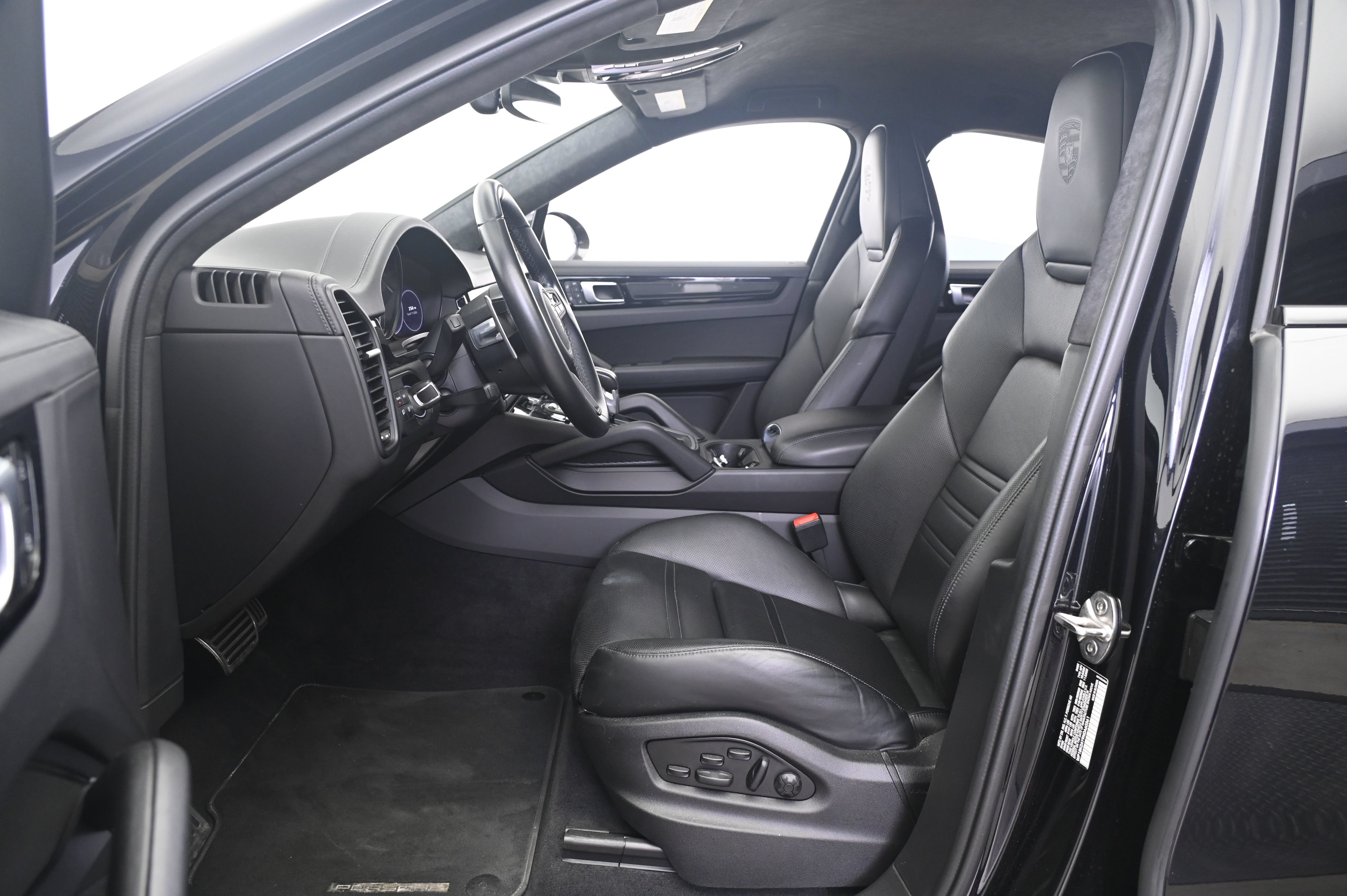 Certified 2022 Porsche Cayenne Turbo GT AWD/4WD image 29