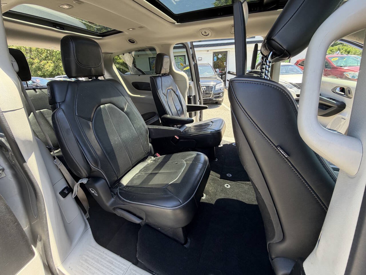 Used 2018 Chrysler Pacifica Limited FWD image 31