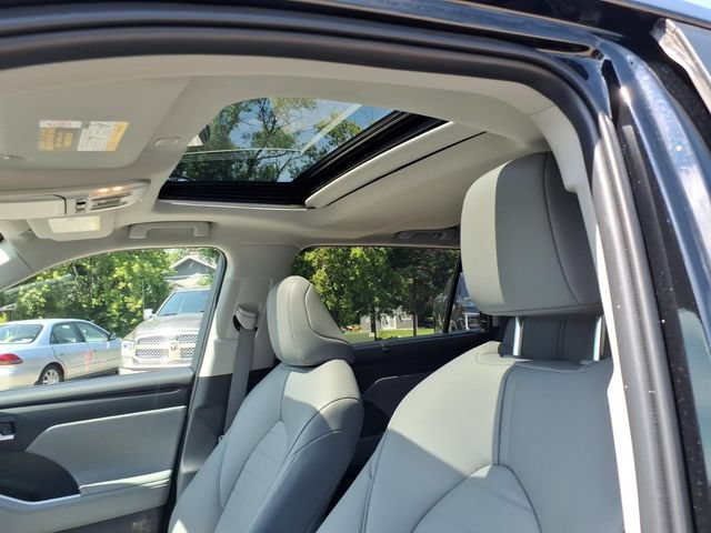 Used 2024 Toyota Highlander XLE AWD/4WD image 19