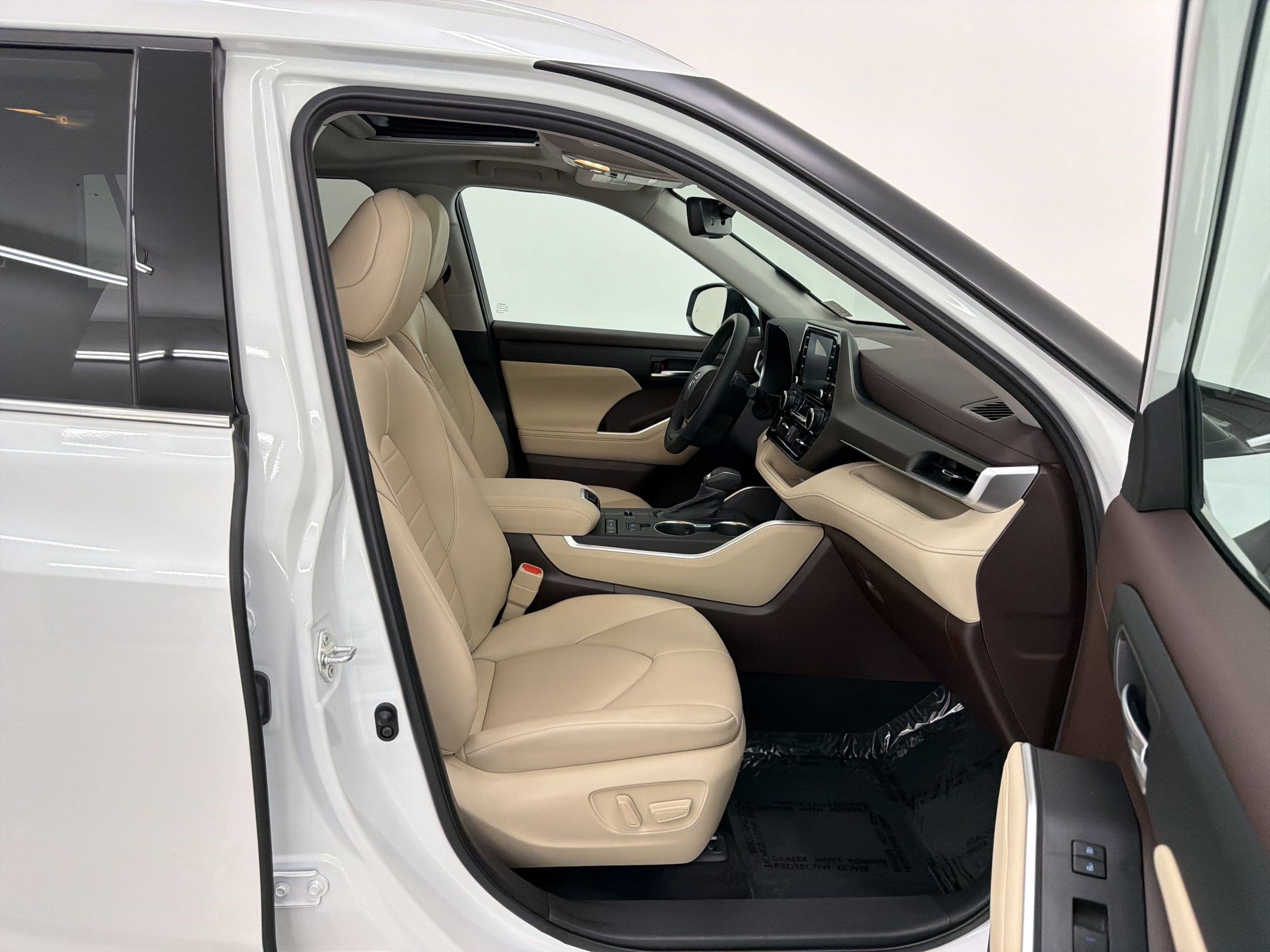 Used 2022 Toyota Highlander XLE FWD image 29