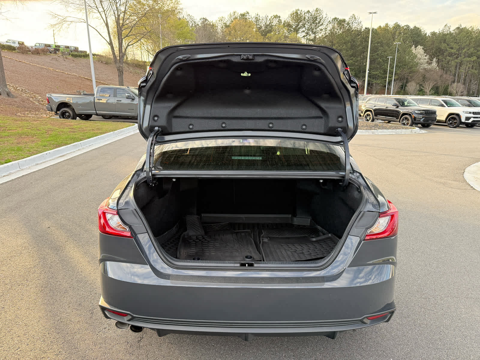 Used 2025 Toyota Camry SE image 28