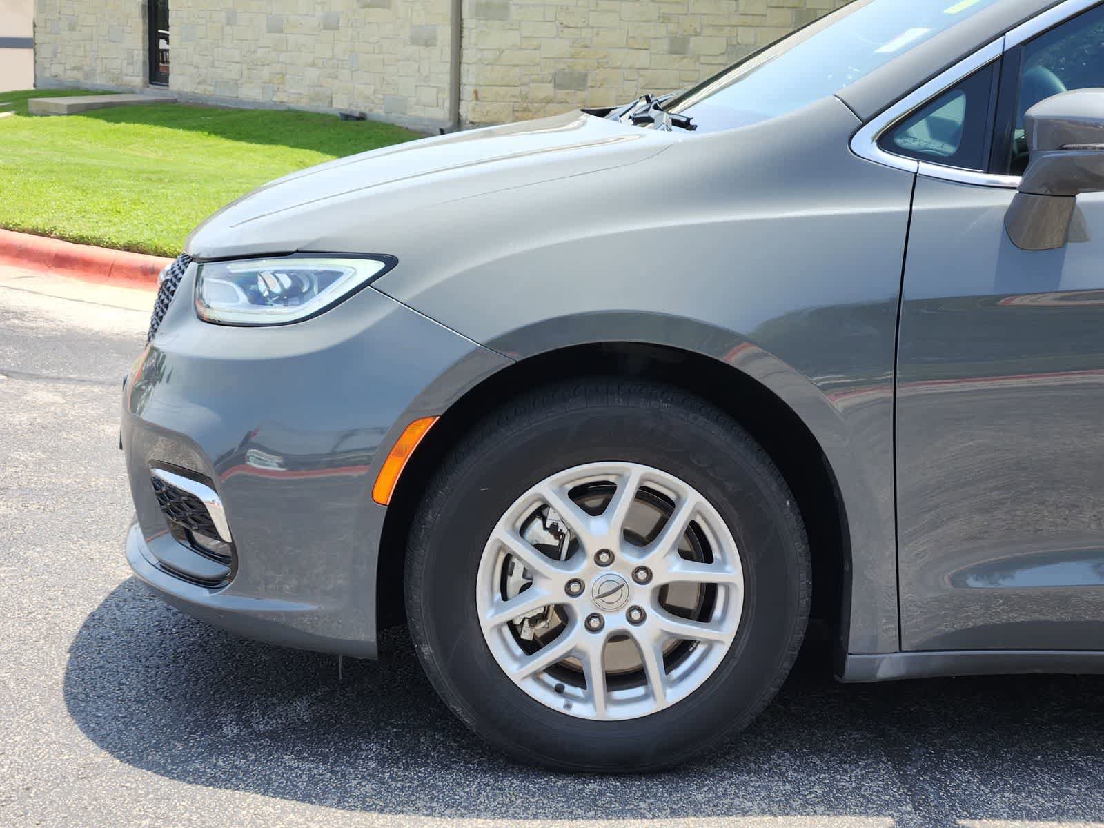 Used 2022 Chrysler Pacifica Touring-L FWD image 8