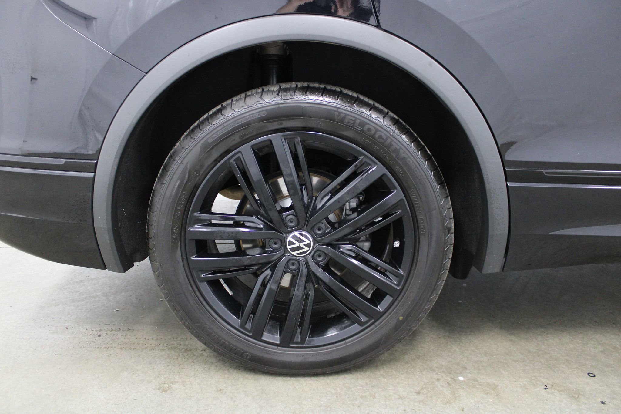 Used 2022 Volkswagen Tiguan SE R-Line image 4