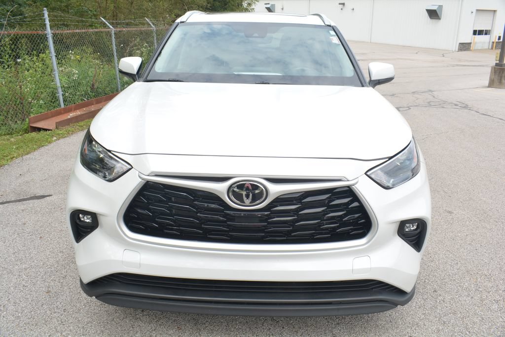 Used 2023 Toyota Highlander XLE AWD/4WD image 2