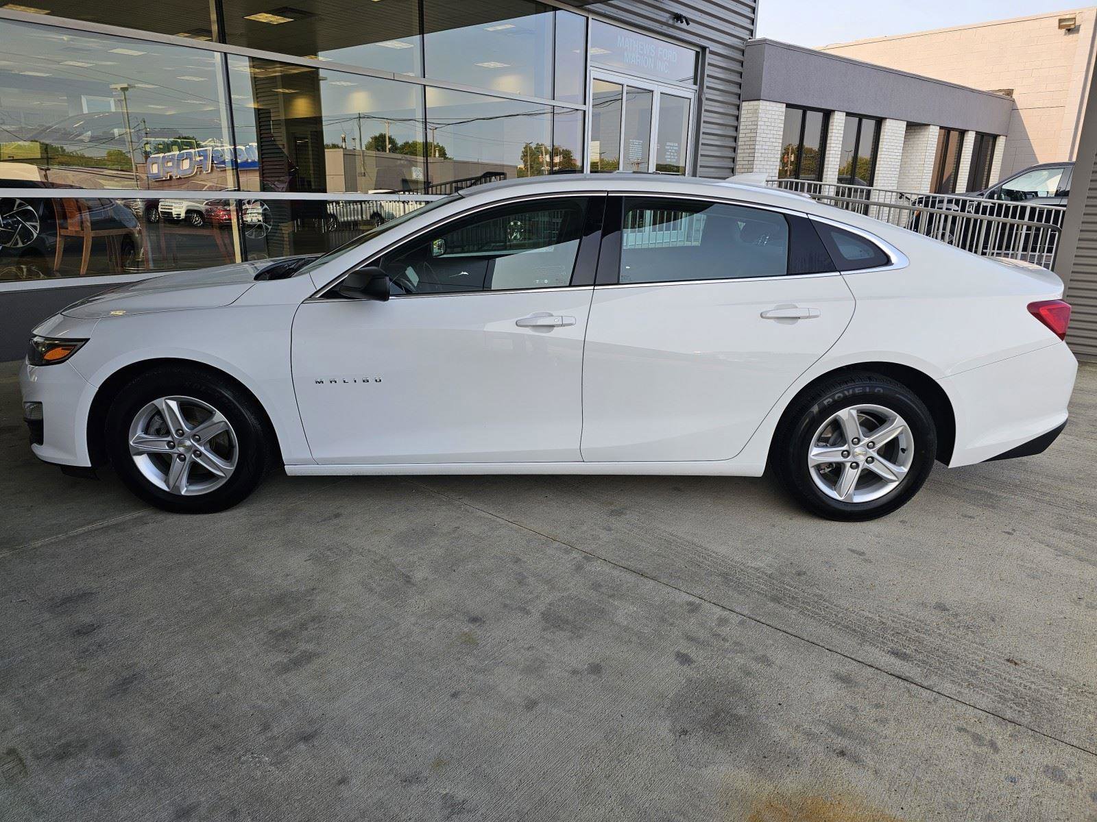 Used 2024 Chevrolet Malibu LT image 2
