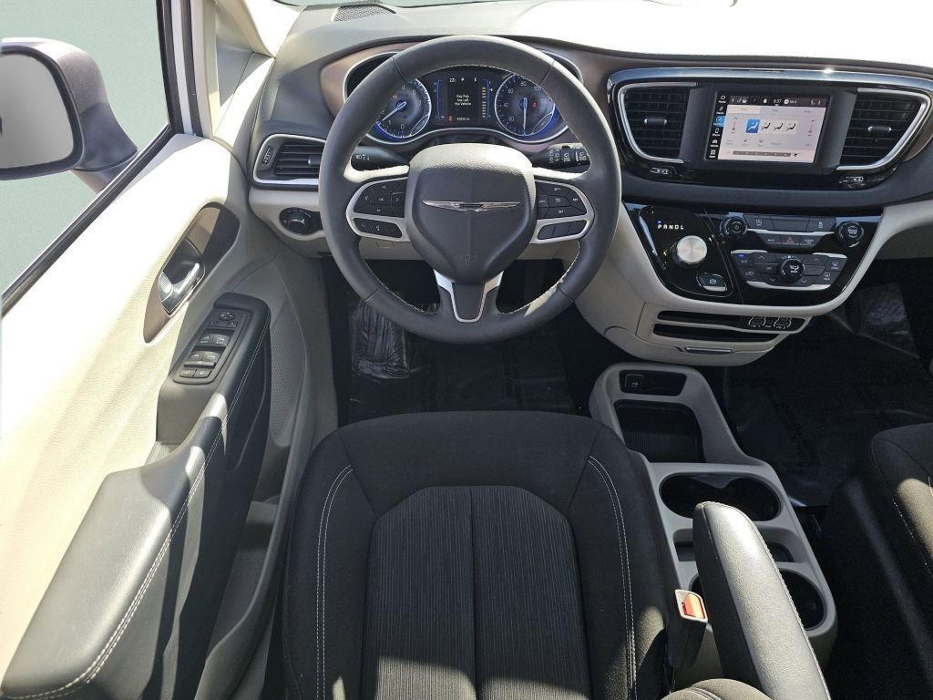 Used 2023 Chrysler Voyager LX image 4