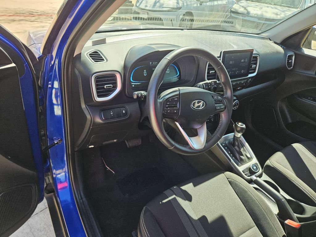 Used 2025 Hyundai Venue SEL image 13