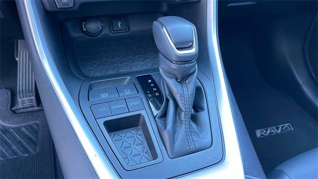 Used 2022 Toyota RAV4 XLE Premium image 16