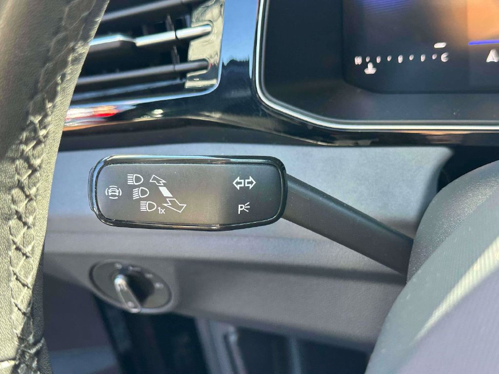 Used 2025 Volkswagen Jetta SE FWD image 24
