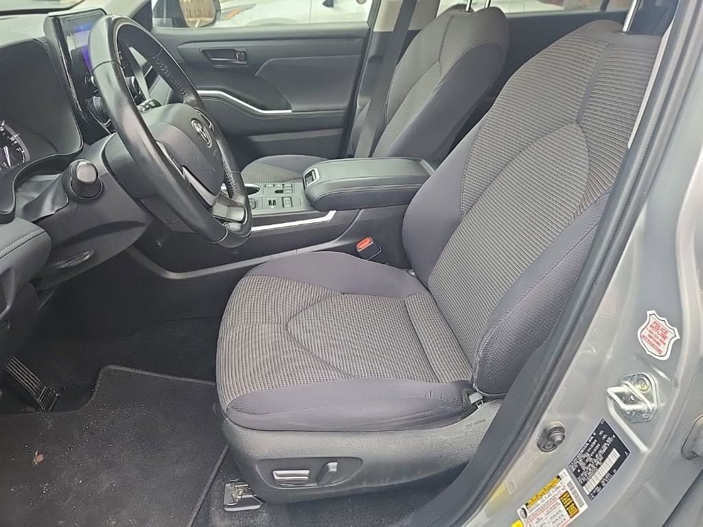 Used 2024 Toyota Highlander LE image 2