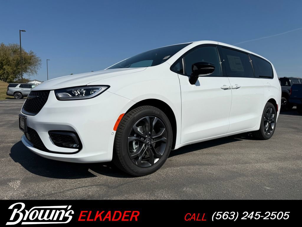 New 2026 Chrysler Pacifica Select