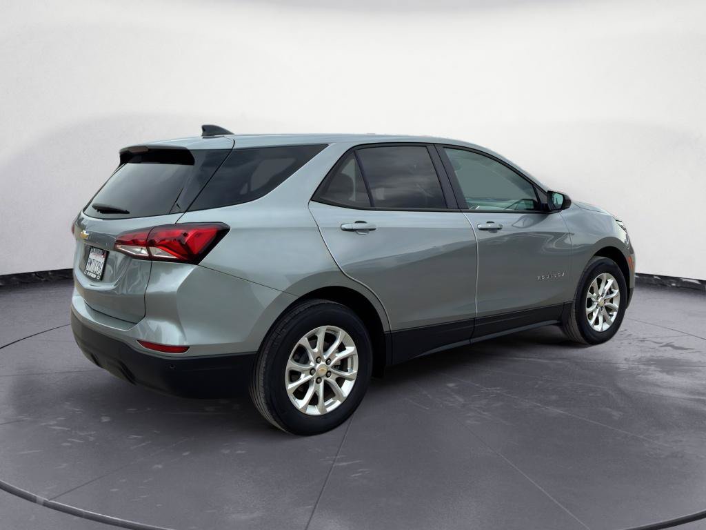 Used 2024 Chevrolet Equinox LS w/ LS Convenience Package FWD image 4