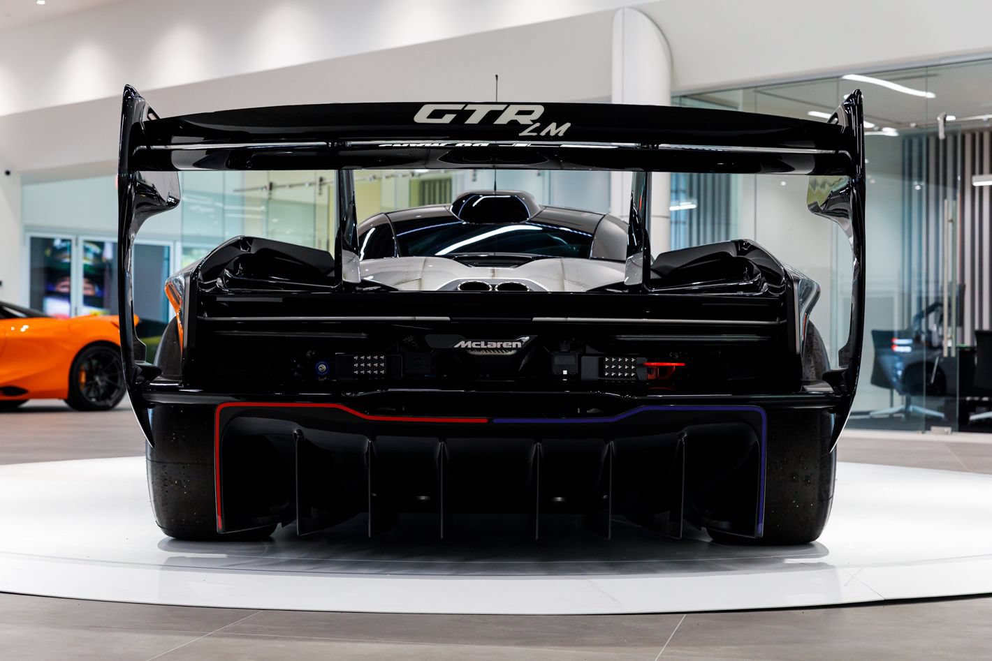 Used 2020 McLaren Senna RWD image 16