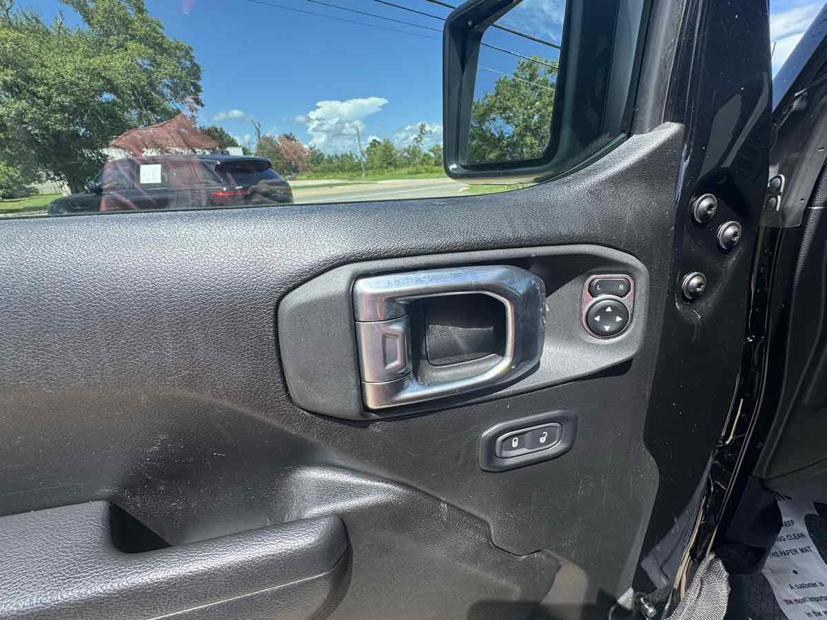 Used 2025 Jeep Wrangler Unlimited Rubicon w/ Convenience Group AWD/4WD image 11