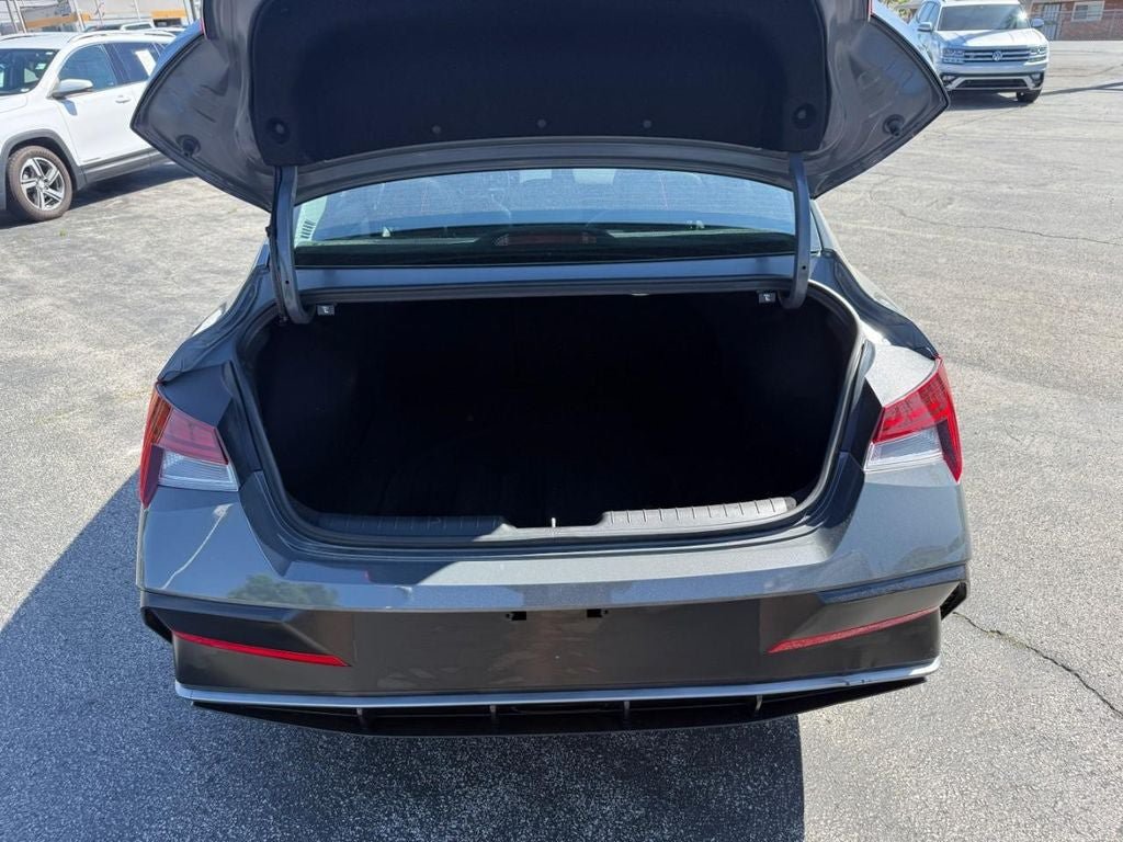 Used 2025 Hyundai Elantra Limited FWD image 7