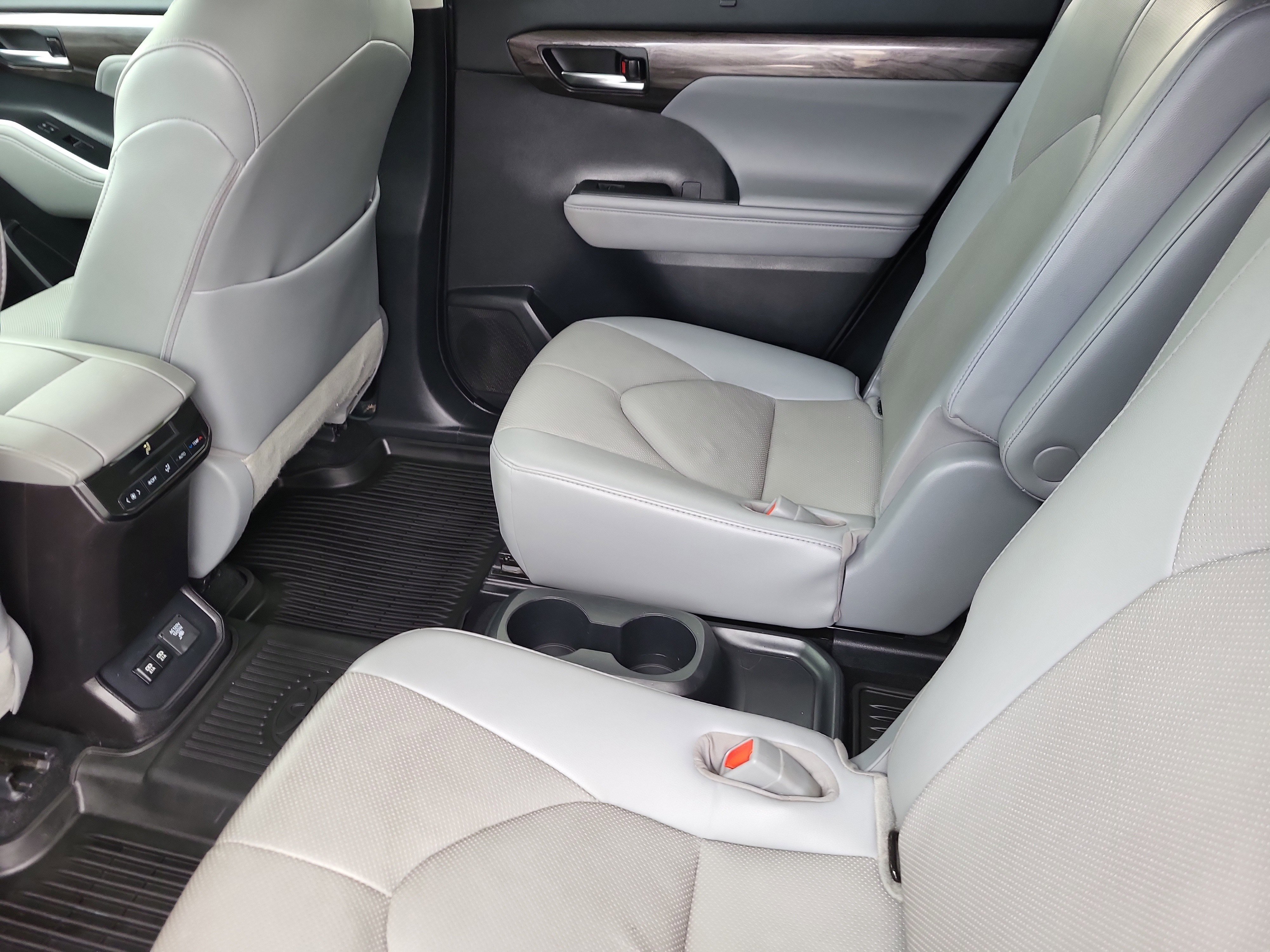 Used 2021 Toyota Highlander Limited image 10