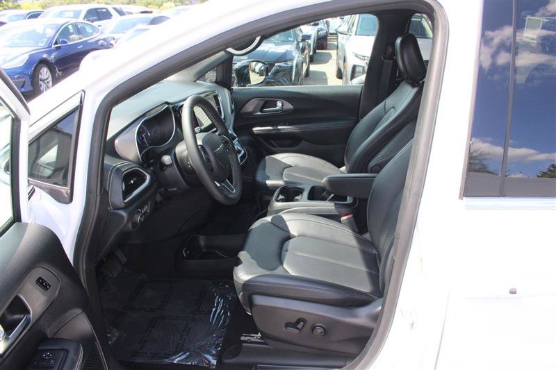 Used 2025 Chrysler Pacifica Select FWD image 10