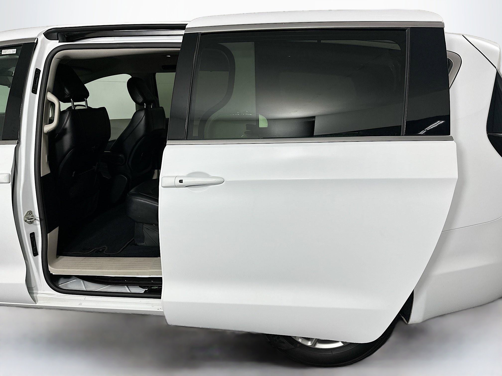 Used 2024 Chrysler Pacifica Touring-L FWD image 26