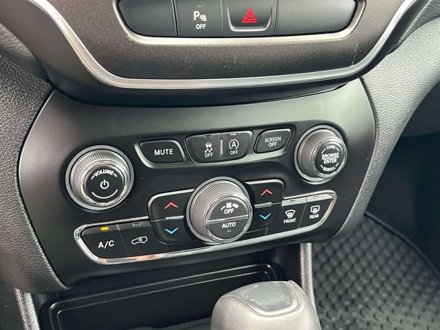 Used 2020 Jeep Cherokee Trailhawk w/ Cold Weather Group AWD/4WD image 14