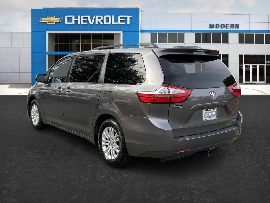 Used 2016 Toyota Sienna XLE image 3