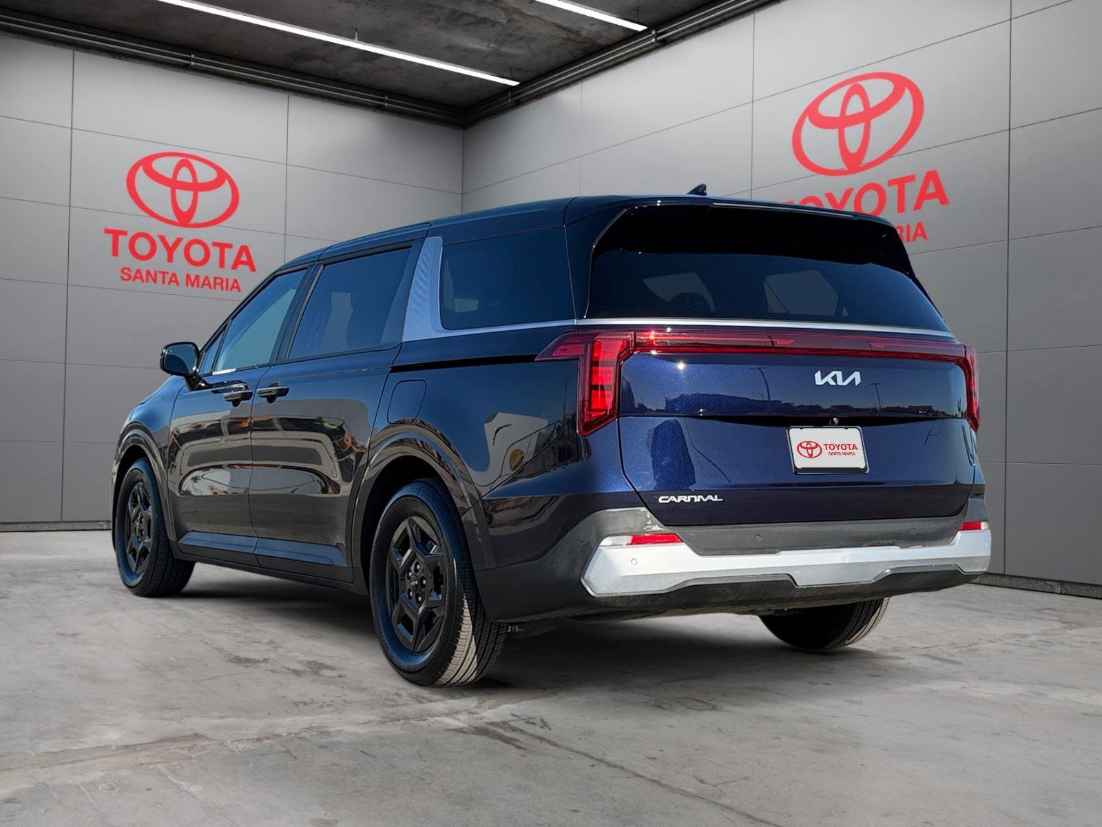 Used 2025 Kia Carnival image 2