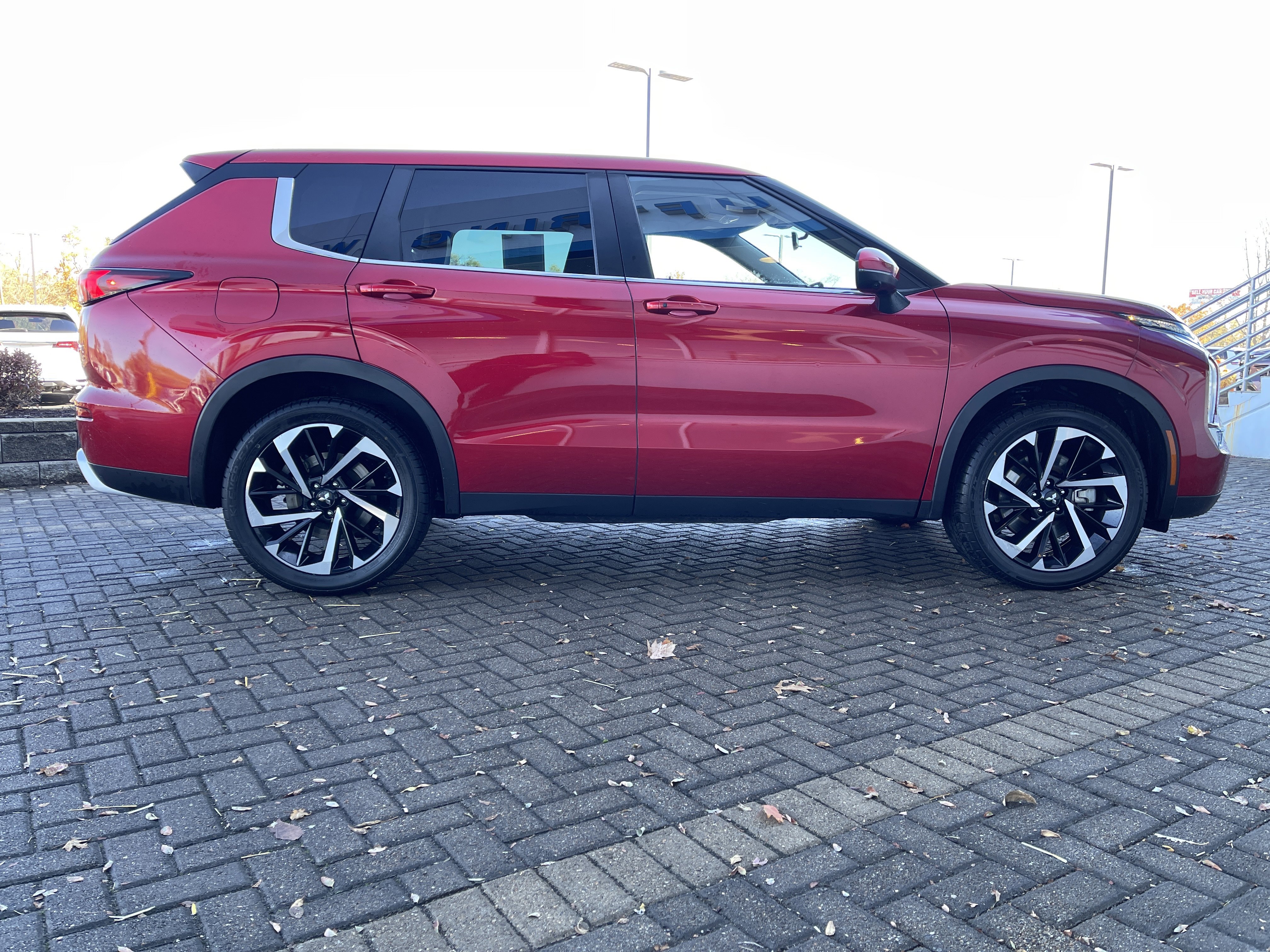 Used 2023 Mitsubishi Outlander SE Black Edition image 6