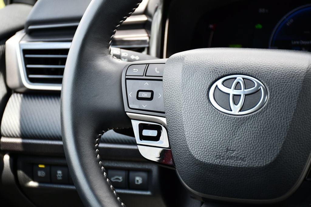 Used 2025 Toyota Camry SE FWD image 25