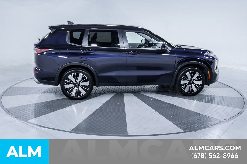 Used 2025 Mitsubishi Outlander SE image 12