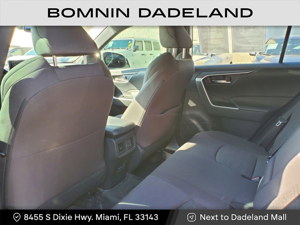 Used 2022 Toyota RAV4 SE image 10