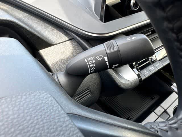 Used 2025 Toyota Prius LE AWD/4WD image 17
