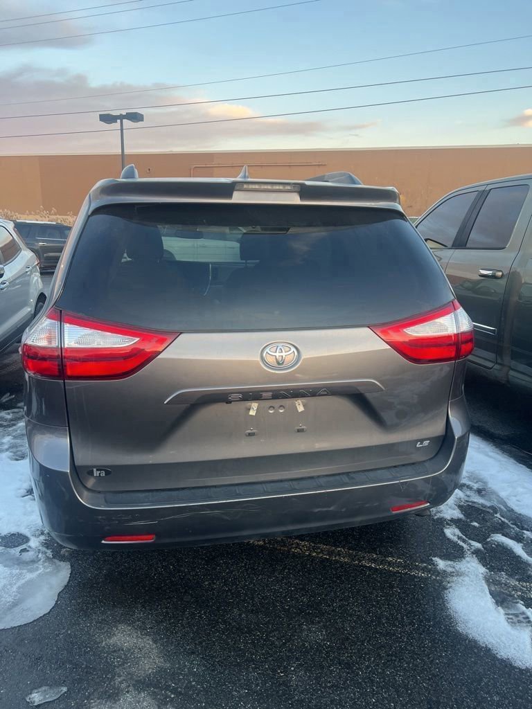 Used 2018 Toyota Sienna LE image 4