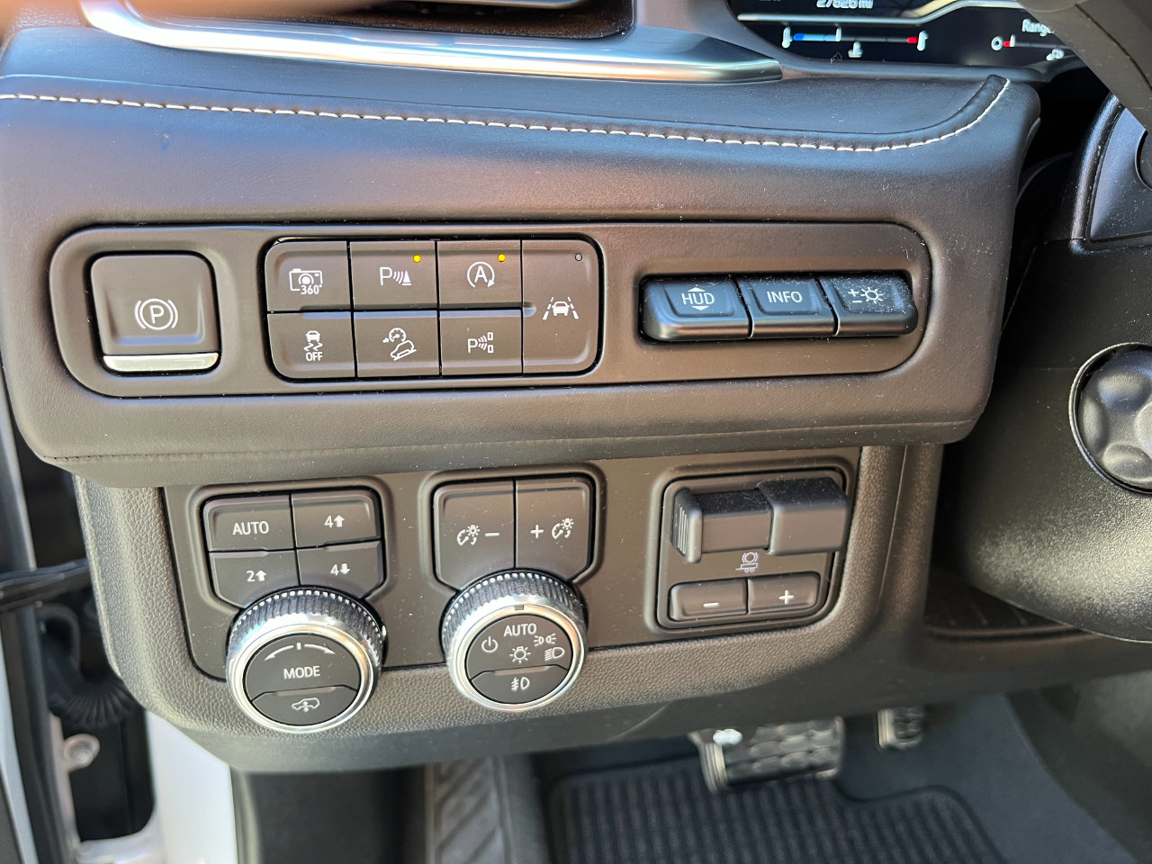 Used 2024 GMC Yukon Denali Ultimate image 16