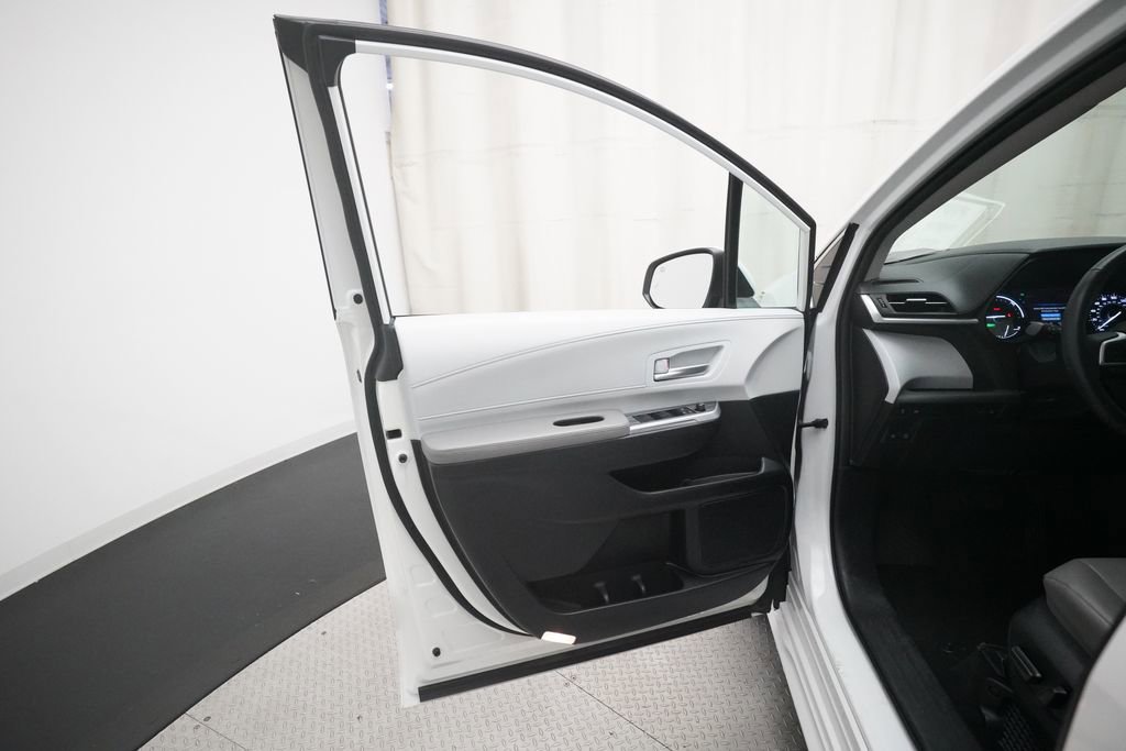Used 2025 Toyota Sienna XLE FWD image 29