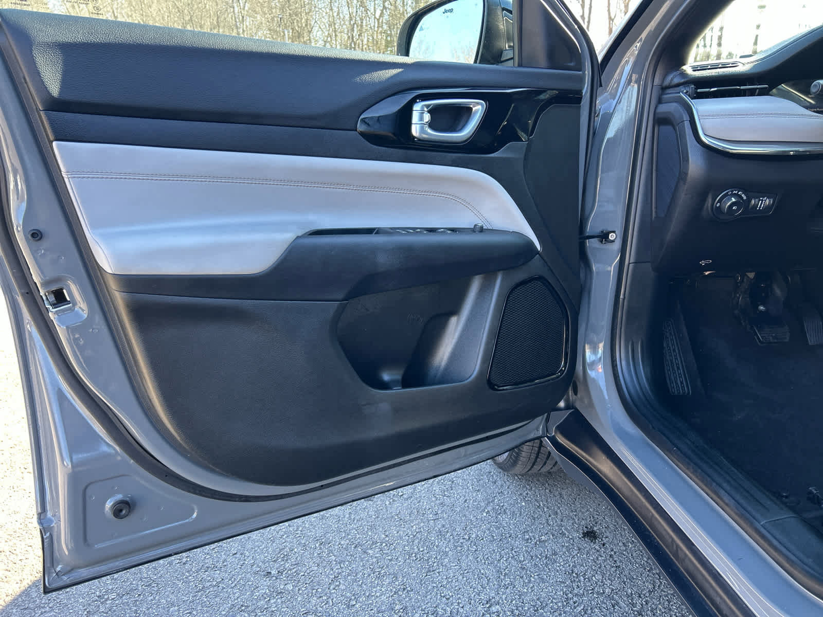 Used 2024 Jeep Compass Limited image 17