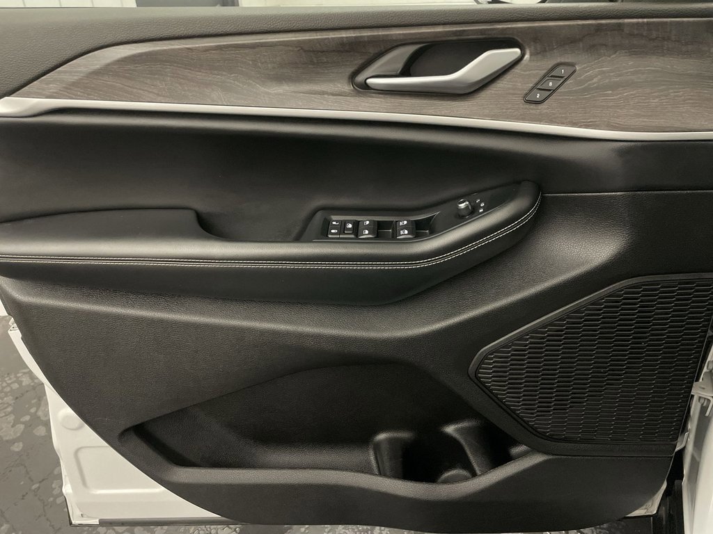 Used 2023 Jeep Grand Cherokee Limited image 16