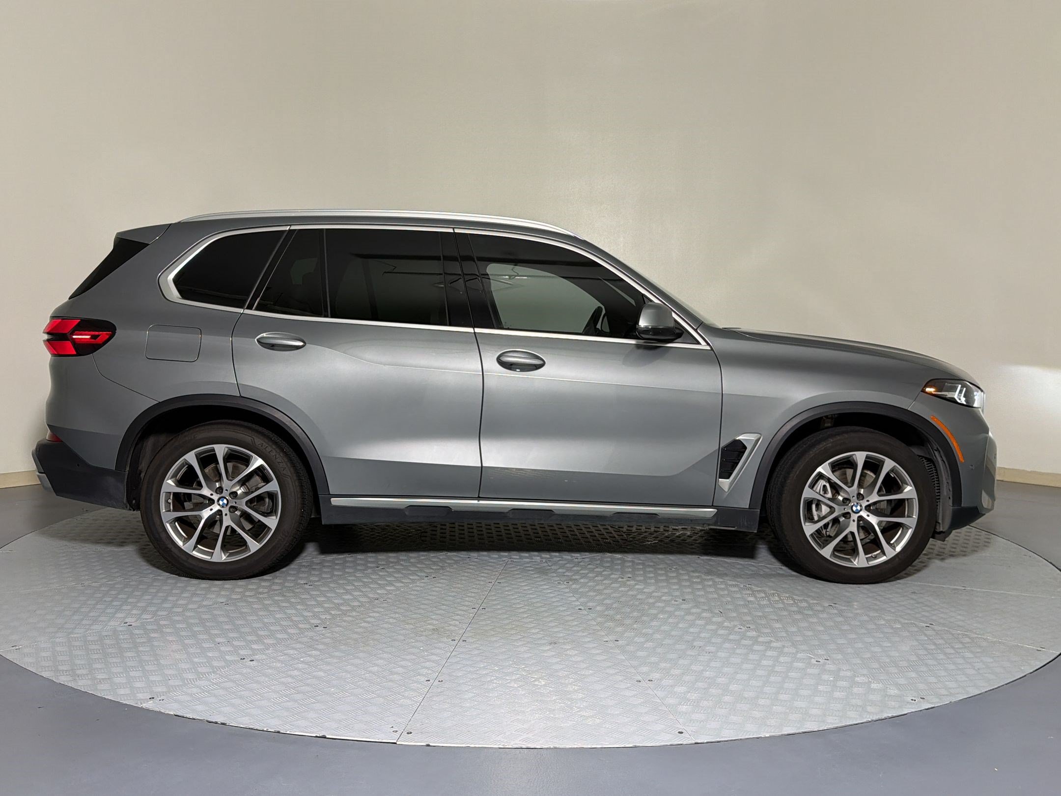 Certified 2024 BMW X5 xDrive40i w/ Parking Assistance Package AWD/4WD image 7