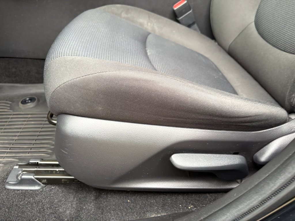 Used 2022 Toyota RAV4 LE AWD/4WD image 13