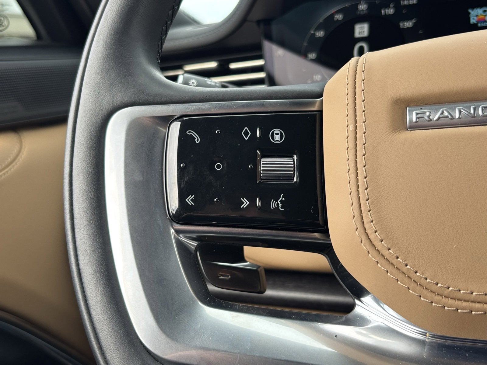 Used 2025 Land Rover Range Rover SE image 24