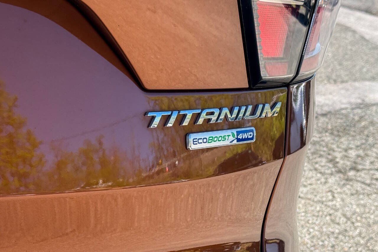Used 2017 Ford Escape Titanium w/ Equipment Group 301A AWD/4WD image 17
