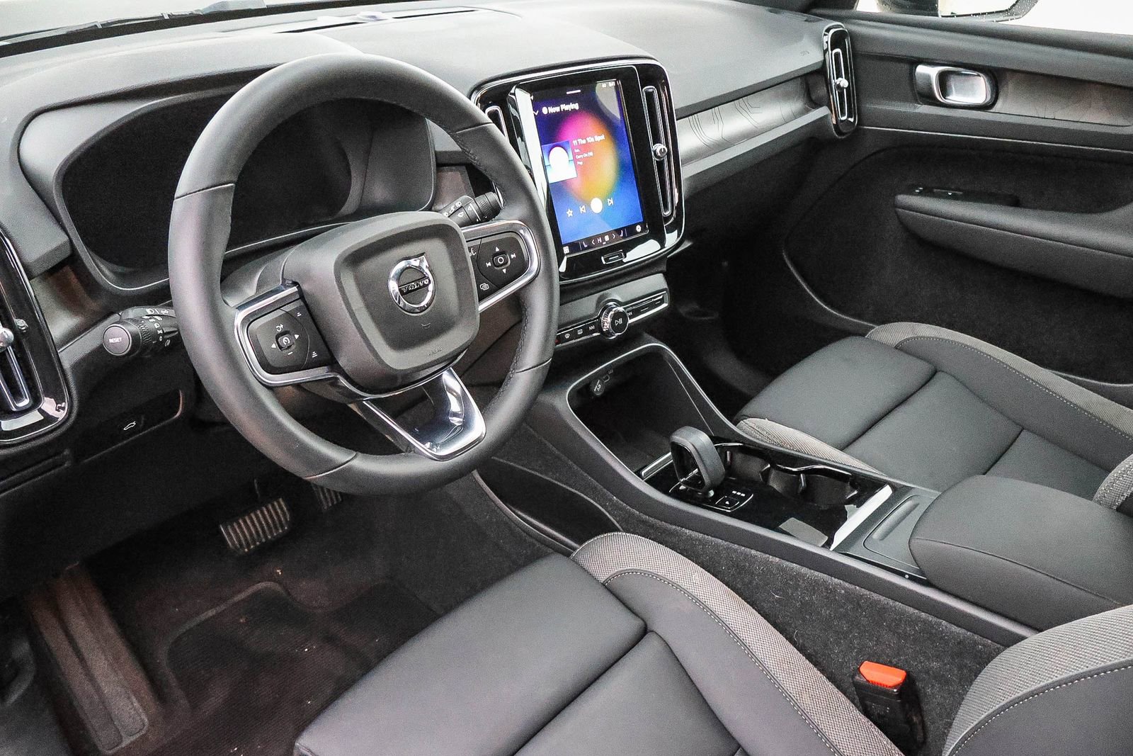 Used 2023 Volvo XC40 Recharge Plus image 31