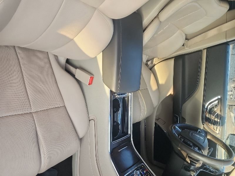 Used 2019 Lincoln Continental Select w/ Continental Climate Package image 8