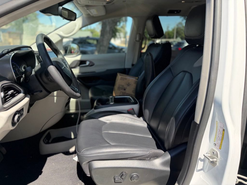 Used 2024 Chrysler Pacifica Touring-L FWD image 5